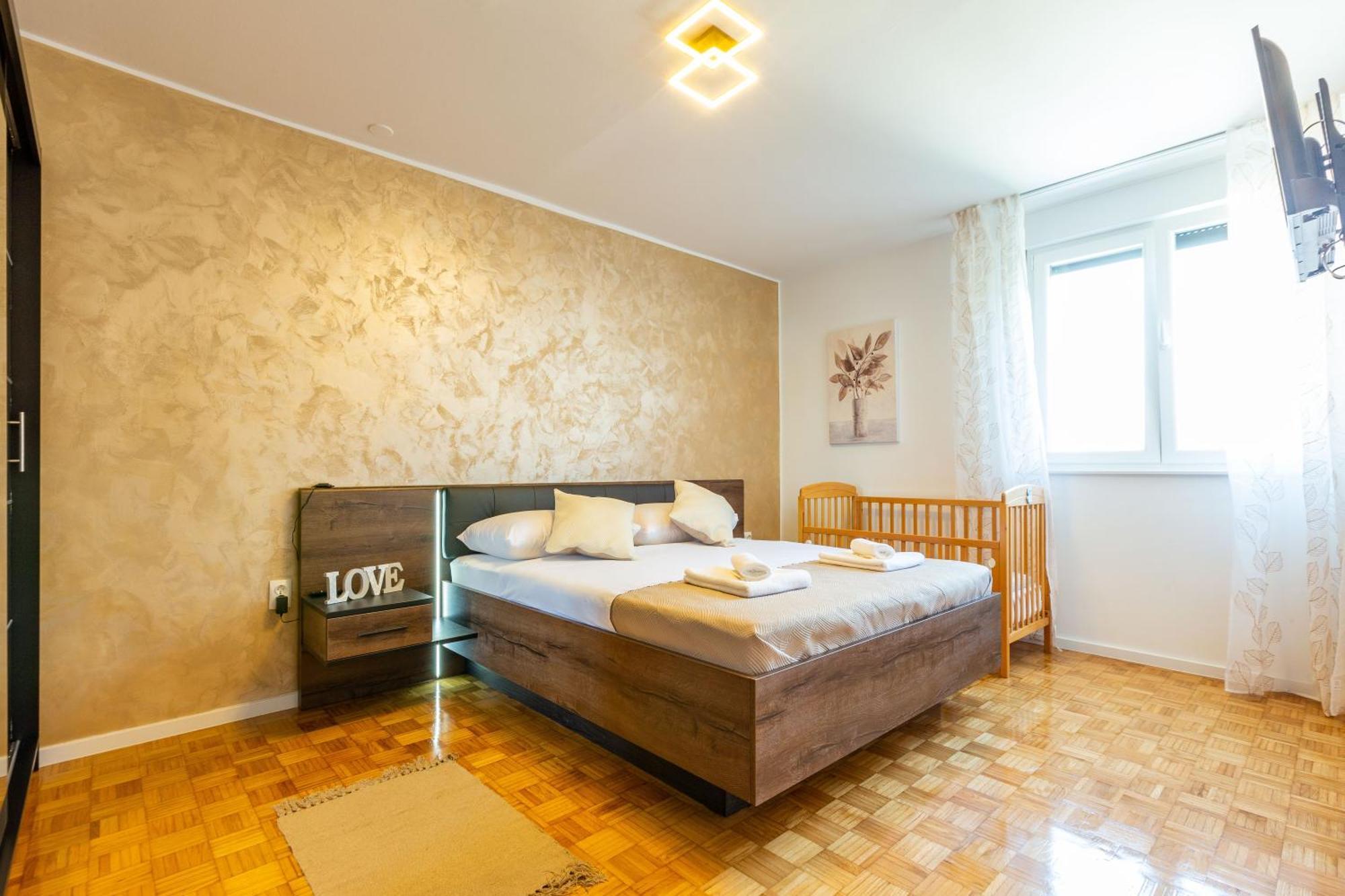 Apolon 2Bdr Apartment With Balcony Zára Kültér fotó